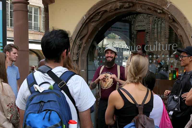 Happy visite guidée avec Gabriel devant la cathédrale