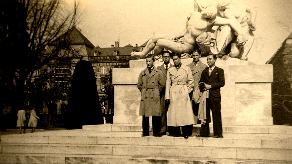 Des membres de la Main Noire devant le Monument aux Morts de Strasbourg, place de la République