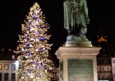 Arbre de Noël - Le grand sapin de Strasbourg de nuit devant le Général Kléber