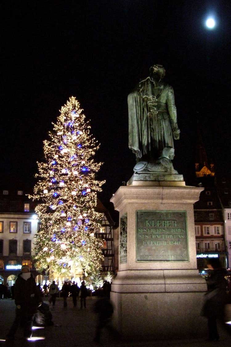 Le grand sapin de Strasbourg de nuit devant le Général Kléber