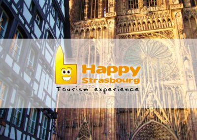 Visite guidée/guided tour/Free Tour - Logo Happy Strasbourg devant la cathédrale