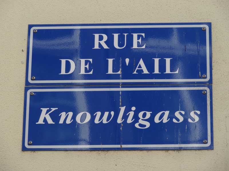 Sign for "rue de l'Ail" or "Knowligass"