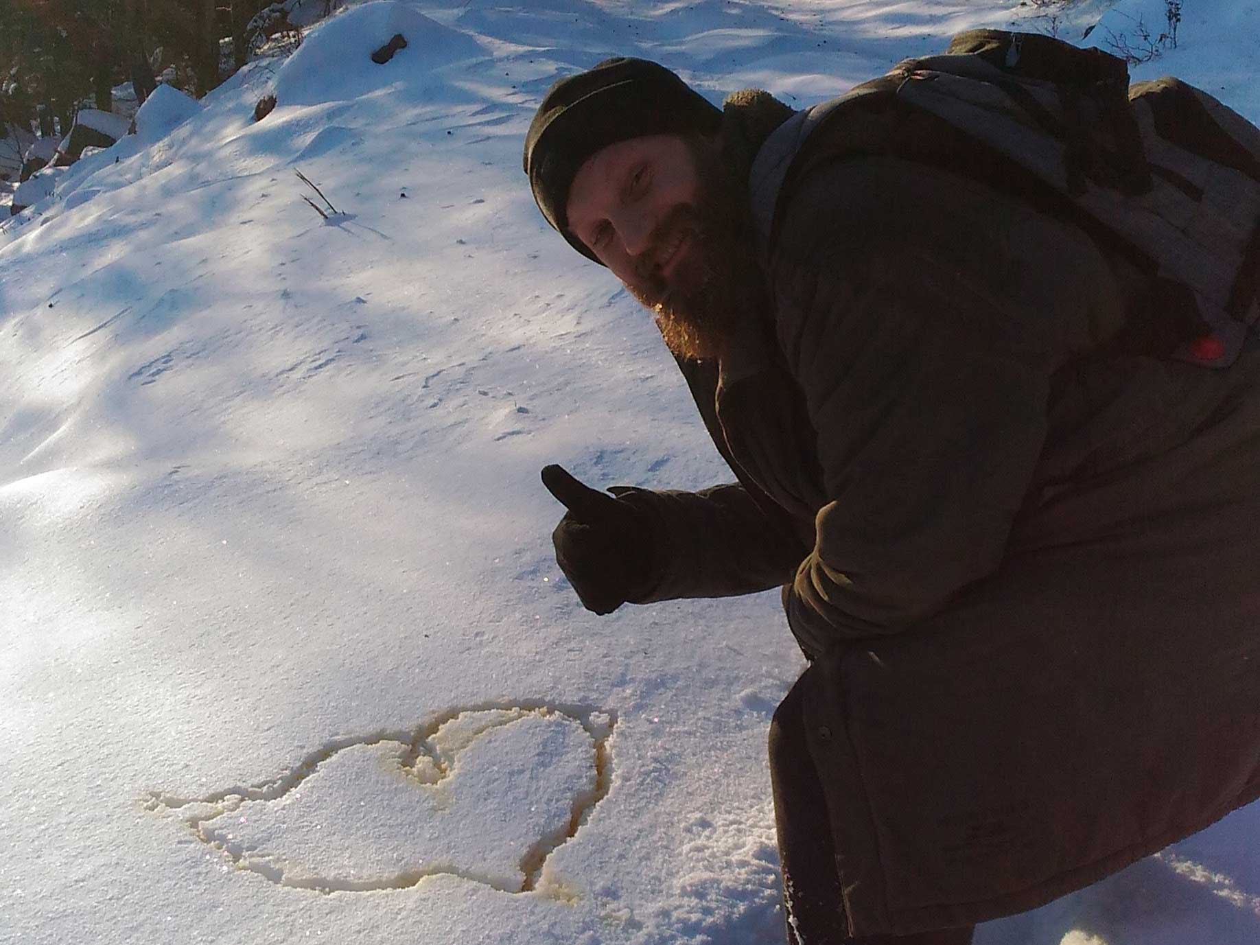 Gilles fait des cœurs dans la neige des Vosges