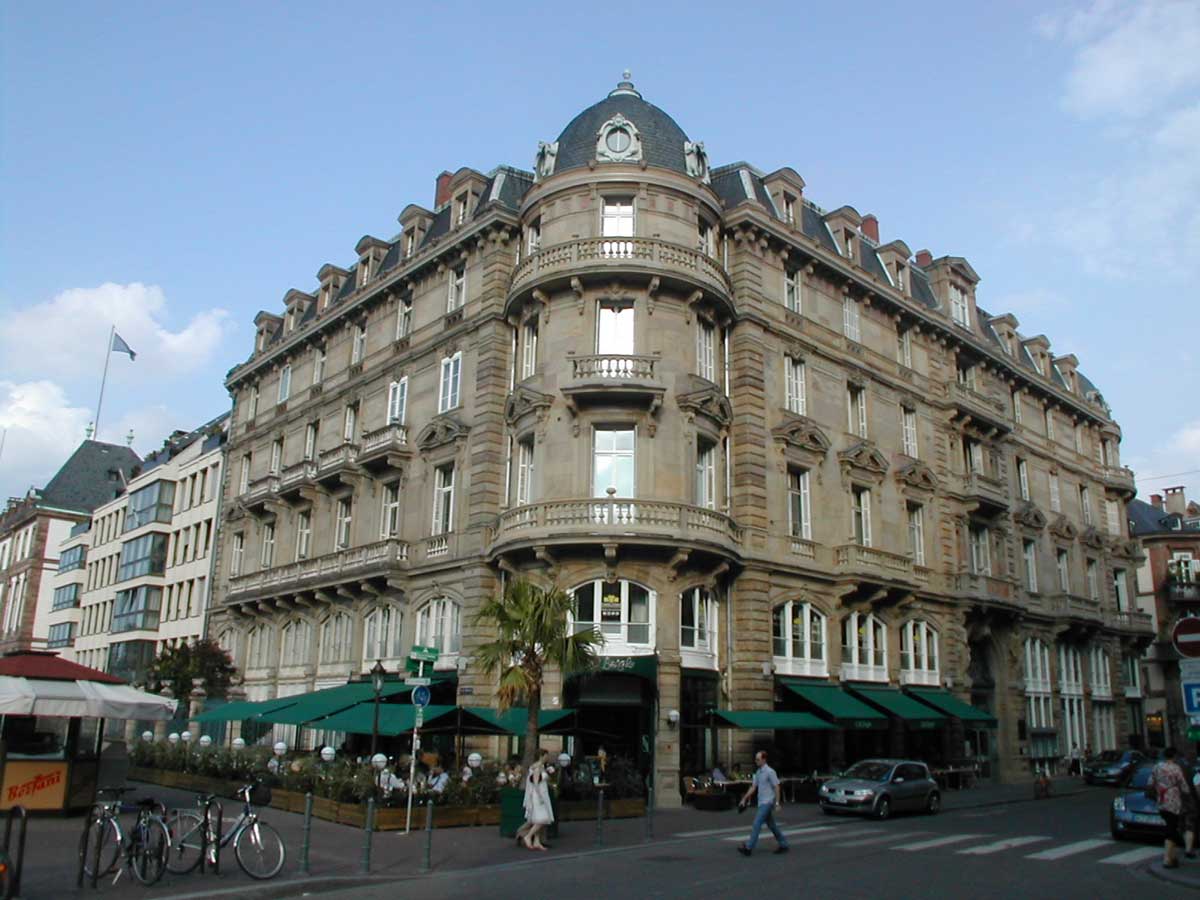 Le bâtiment et sa terrasse au 22 Place Broglie