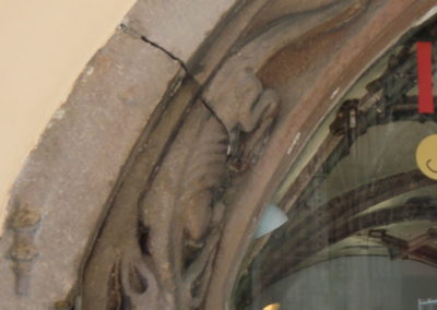 Dragon sculpté dans l'arche de pierre de la Pharmacie du Cerf à Strasbourg