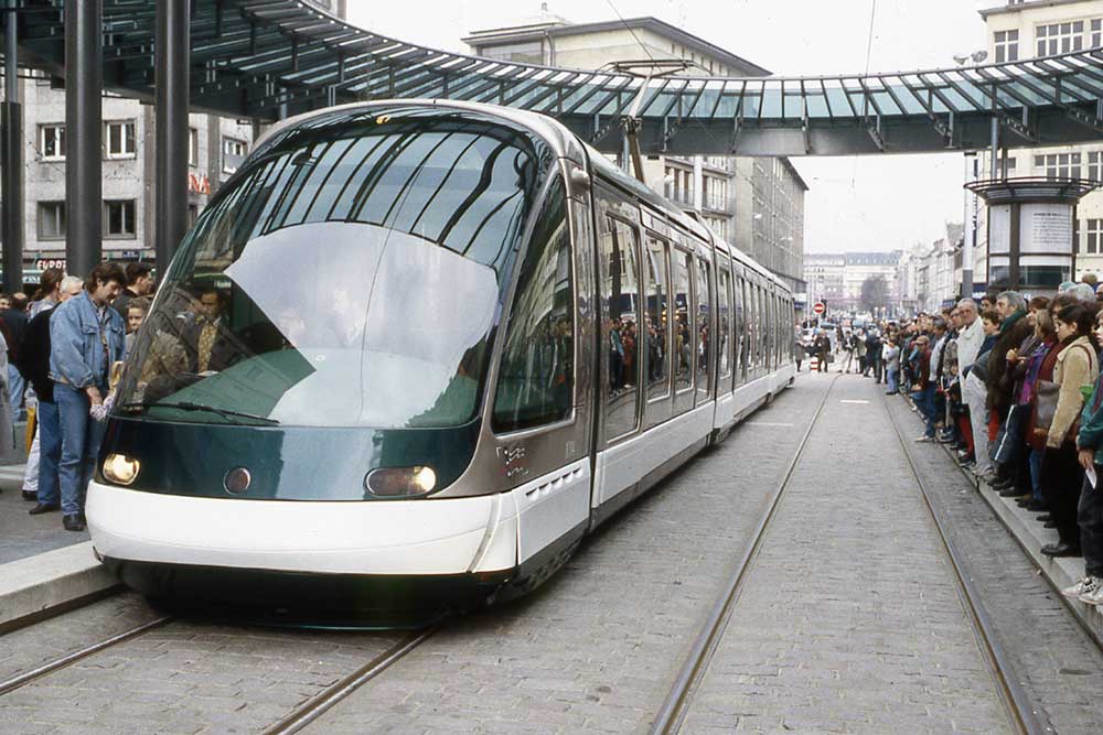 Le premier tramway moderne de Strasbourg sur la place de l'Homme de Fer en 1994