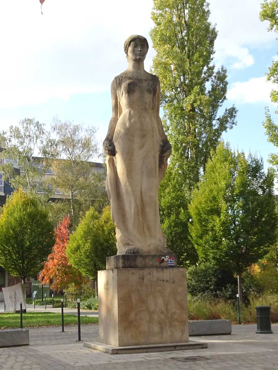 Le statue d'Athéna place d'Athènes en octobre 2020